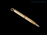 un gros plan d'un stylo sur fond noir