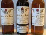 trois bouteilles d'alcool posées les unes à côté des autres sur une table