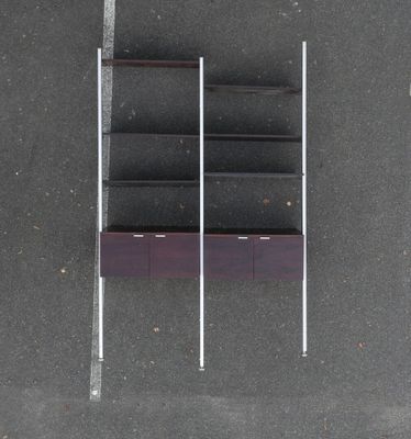 vue aérienne d'une étagère à livres dans un parking équipé d'un parcmètre