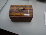 une vieille valise posée sur une table, à côté d'autres objets
