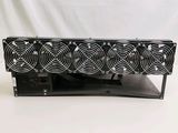 un gros plan d'un ventilateur posé sur un support métallique, sur fond blanc