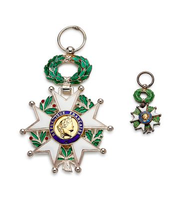 deux médailles et une médaille sur fond blanc