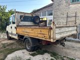 un camion garé devant un bâtiment