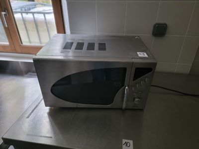 un micro-ondes posé sur le comptoir d'une cuisine