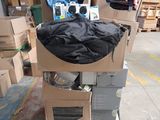 une pile de cartons posée sur une palette dans un entrepôt