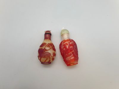 Chine, XXe siècle, Deux flacons tabatières en verre overlay …