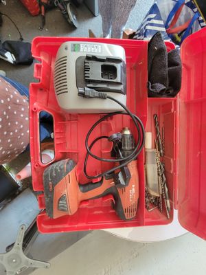 une boîte à outils rouge avec des outils sur une table