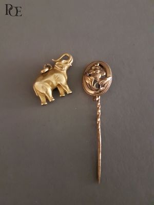 une broche en forme d'éléphant plaquée or et une broche en forme d'éléphant plaquée or