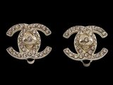 une paire de boucles d'oreilles Chanel serties de diamants