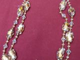 un gros plan d'un collier posé sur une surface rouge, avec un fond rouge