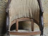 une chaise placée devant un mur