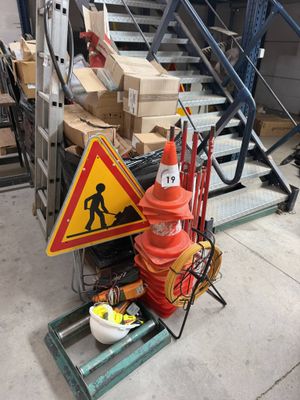 un tas de matériel de chantier posé par terre