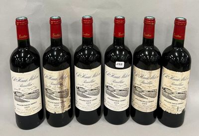 six bouteilles de vin rouge alignées sur une table