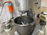 un mixeur posé sur un plan de travail dans une cuisine
