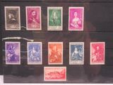 une photo d'une collection de timbres dans une vitrine