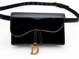 un sac banane noir orné d'un logo « d » doré