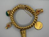 Gros plan sur un bracelet en or orné de breloques