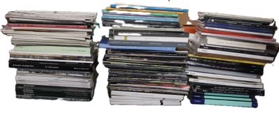 Lot d'environ 135 catalogues de ventes aux enchères.