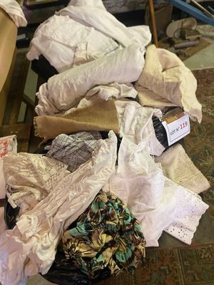 un tas de vêtements posé sur une table dans une pièce