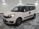 la camionnette blanche est garée dans une grande pièce au sol en damier