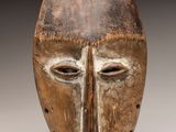 une image représentant un masque en bois orné d'un visage