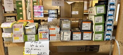 de nombreux paquets de cigarettes sur une étagère dans un magasin