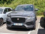 deux voitures garées l'une à côté de l'autre dans un parking