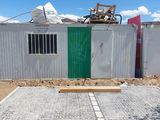 une porte verte au milieu d'un bâtiment en construction