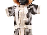 une robe rayée et un chapeau sur une tête de mannequin, sur fond blanc