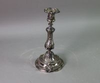 Flambeau en bronze argenté à fût balustre et décor rocaille … (photo 2)