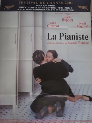 affiche du film « La Pianiste » représentant un couple s'embrassant par terre