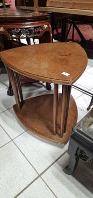 une table posée à même le sol dans un magasin