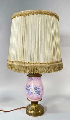 une lampe posée sur une table et munie d'un abat-jour