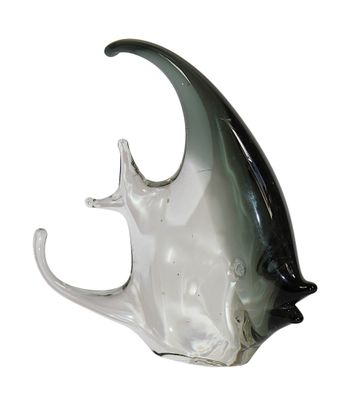 une sculpture en verre représentant un poisson sur fond blanc