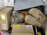 un tas de chaussures et d'autres objets dans un sac
