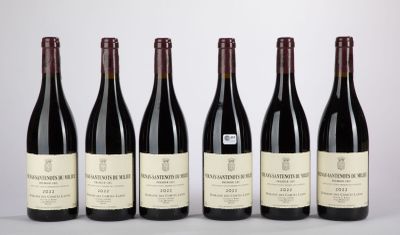 six bouteilles de vin sont alignées dans une rangée