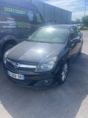 la photo d'une voiture noire garée dans un parking