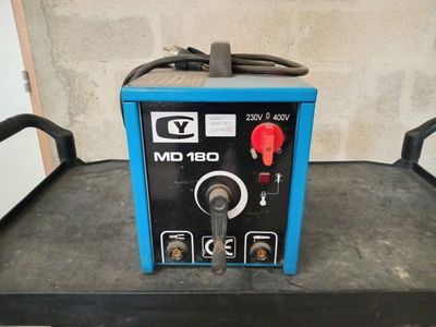 une image représentant une machine bleue posée sur une table