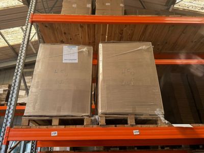 de nombreuses caisses sur les palettes dans l'entrepôt