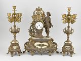 une horloge posée sur une table