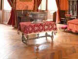 une photo d'une chambre à coucher avec un lit et une table