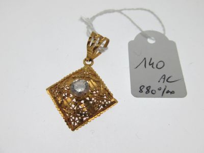 une photo d'un pendentif en or orné d'un diamant
