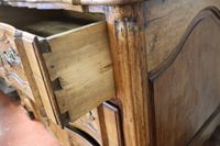 Commode dite arbalète en noyer mouluré sur bâti sapin, ouvra… (photo 3)