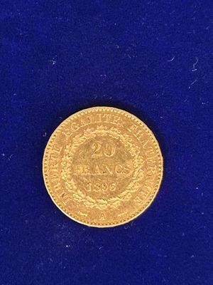 gros plan d'une pièce d'or sur une surface bleue