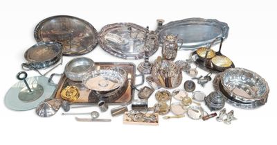 beaucoup d'objets en argent qui se trouvent sur la table