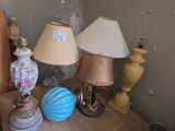 trois lampes posées les unes à côté des autres sur une table en bois