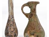 deux vases posés l'un à côté de l'autre sur une surface blanche