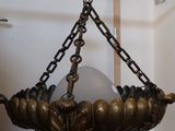 une lumière suspendue au plafond d'une pièce