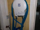 un tuyau bleu raccordé à des toilettes blanches dans une salle de bains