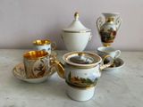 quatre tasses et soucoupes posées sur une table